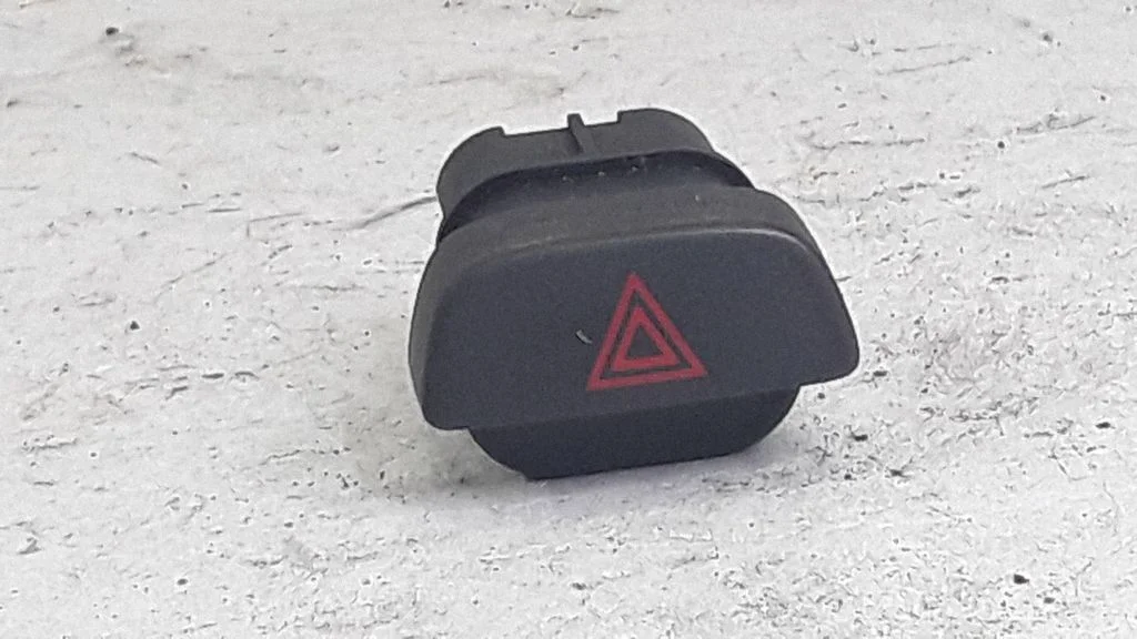 Hazard light switch – Ford Focus C-MAX (2003-2010)