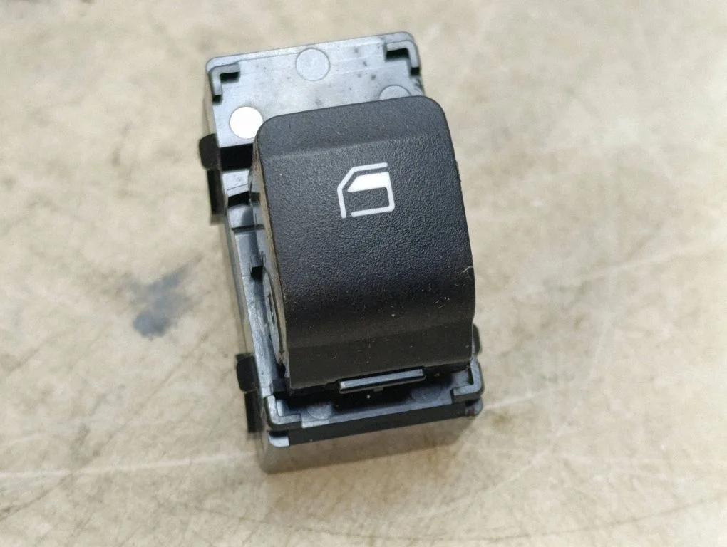 Elektrisko logu slēdzis 93581Q0000