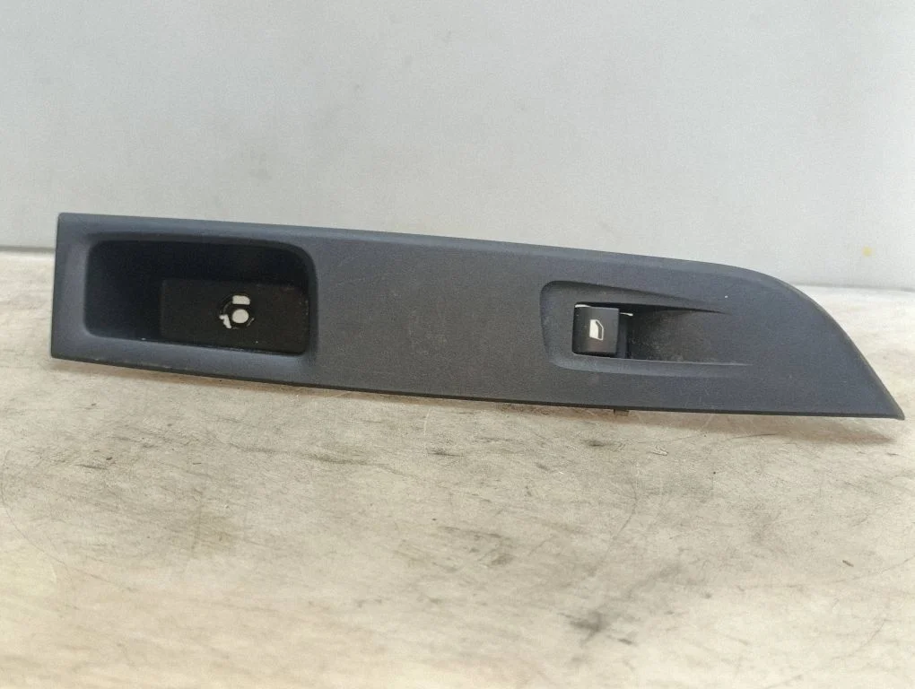 Electric window control switch 39176129