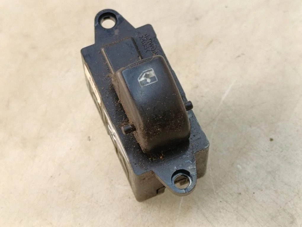 Electric window control switch 96190777