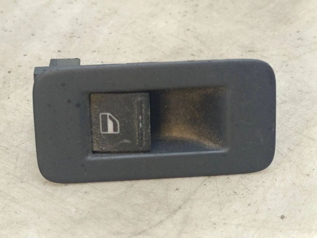 Electric window control switch – Volkswagen Touareg I (2002-2010)