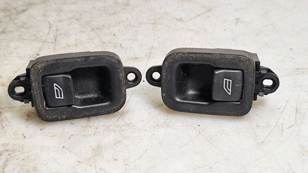 Electric window control switch 30658449