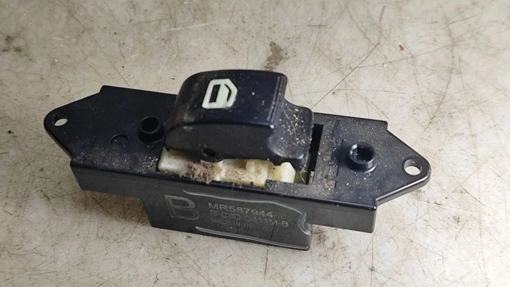 Elektriaknate lüliti MR587944