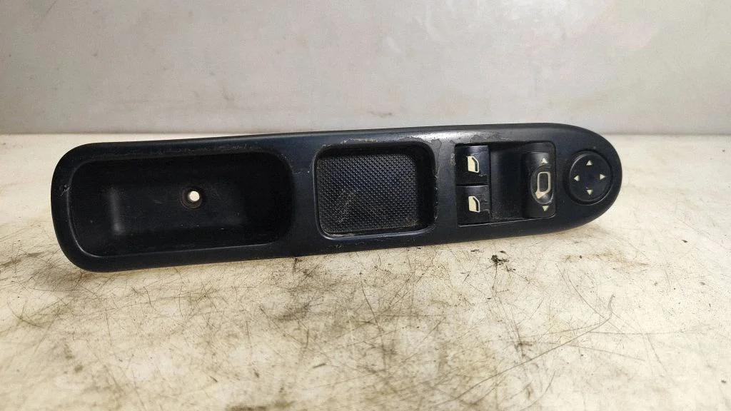 Electric window control switch 96351622XT
