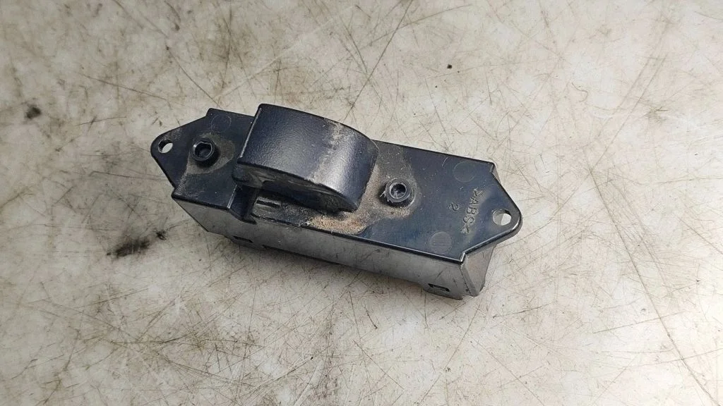 Elektriaknate lüliti 8608A066