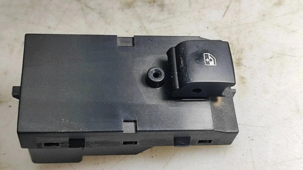 Electric window control switch – Opel Astra H (2004-2012)
