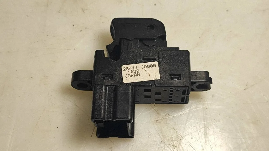 Electric window control switch 25411JD000
