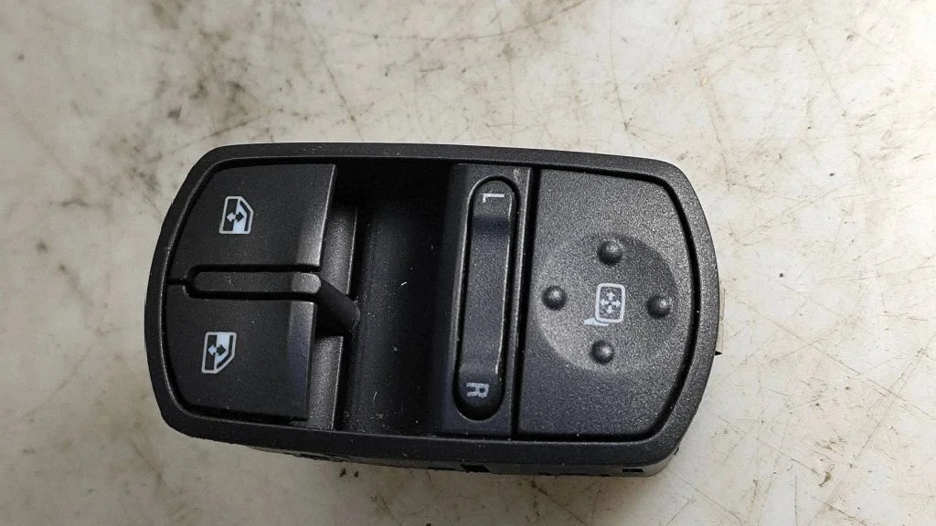 Electric window control switch – Opel Corsa D (2006-2014)