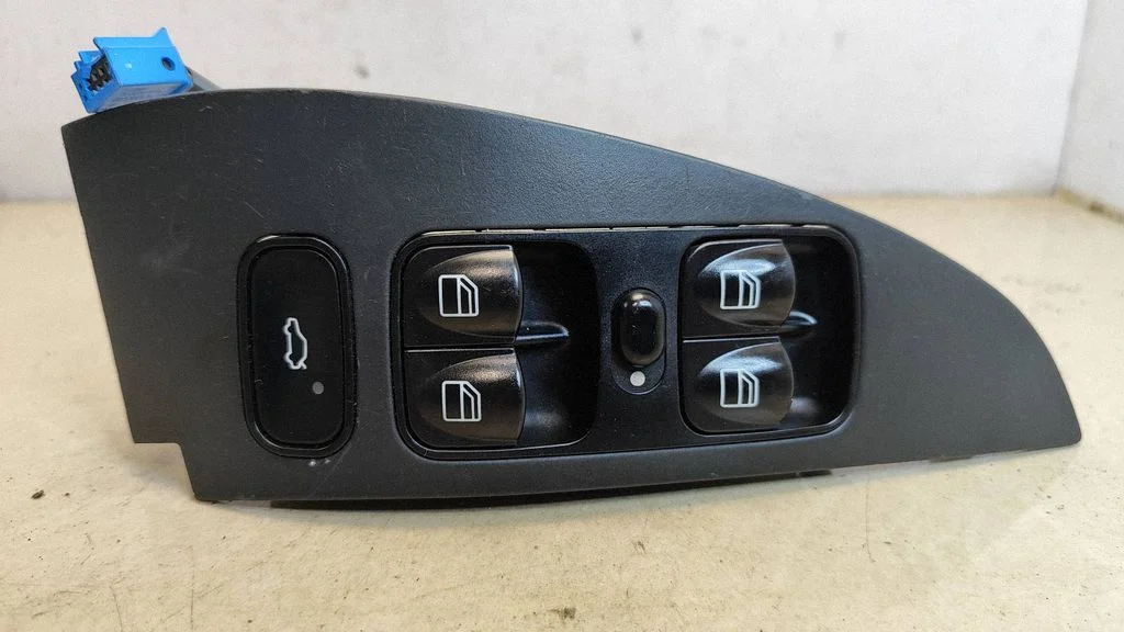 Electric window control switch – Mercedes-Benz C-Class AMG W204 (2007-2014)