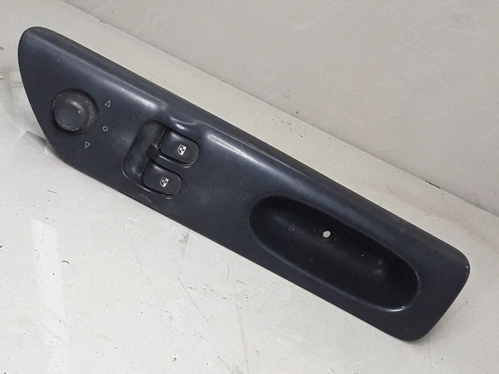 Electric window control switch 7700417103