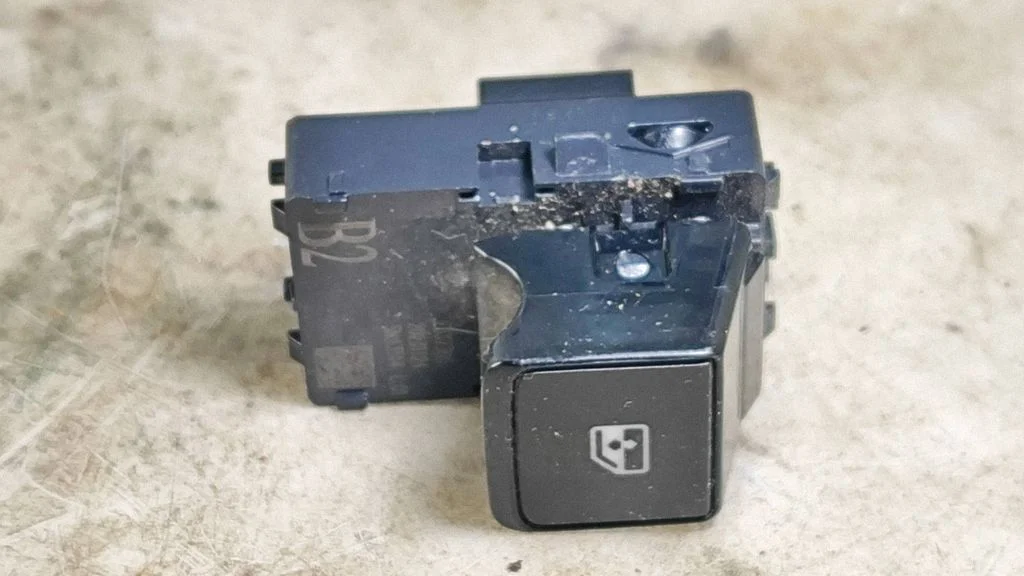 Electric window control switch – Nissan Qashqai J12 (2021-)