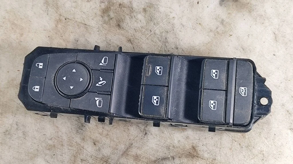 Electric window control switch – Nissan Qashqai J12 (2021-)