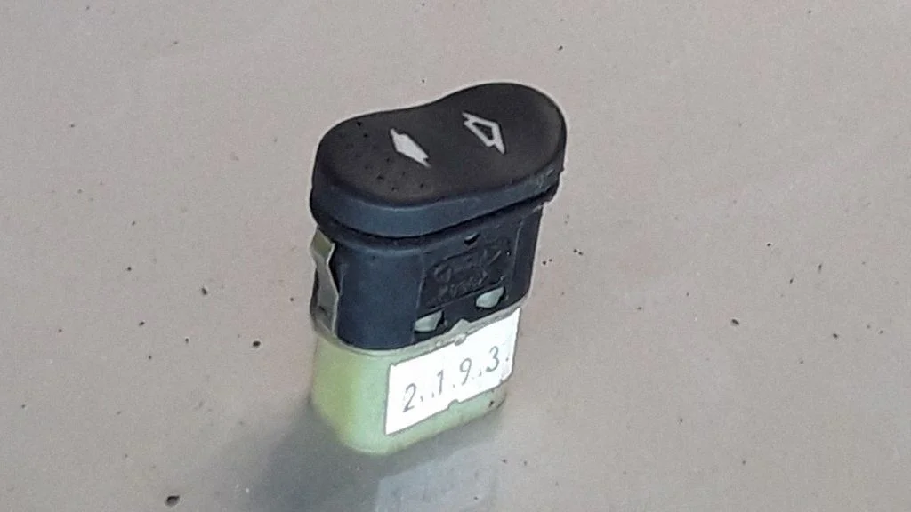 Electric window control switch – Ford Focus (1998-2004)