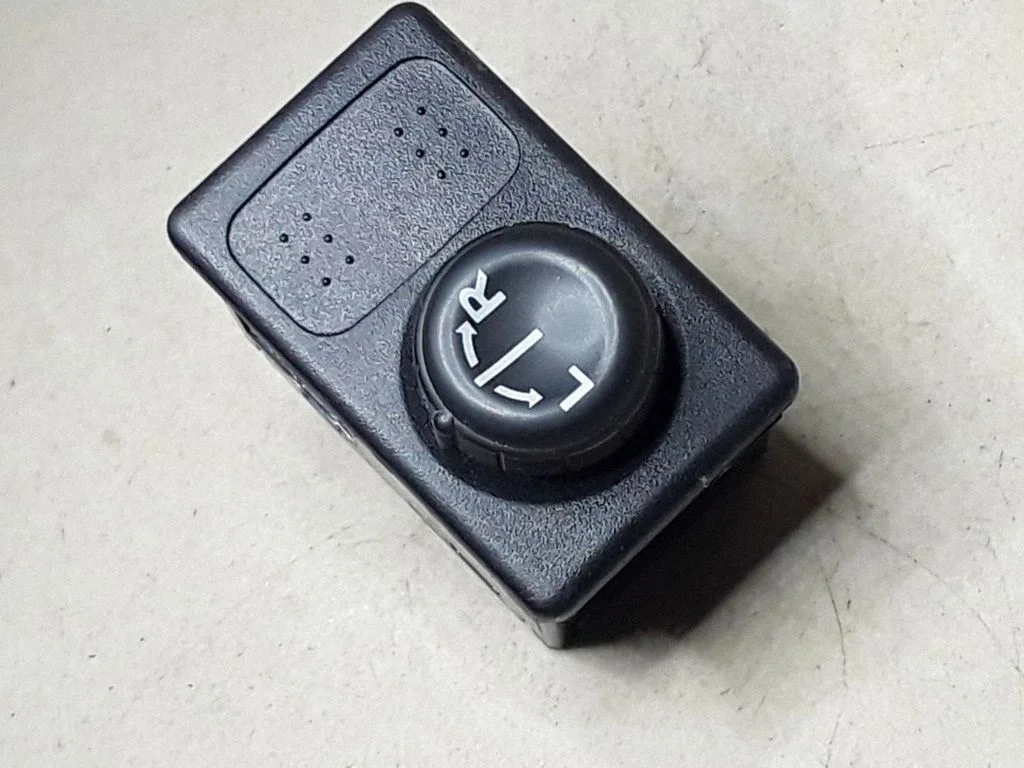 Wing mirror switch – Nissan Primera (2002-2007)