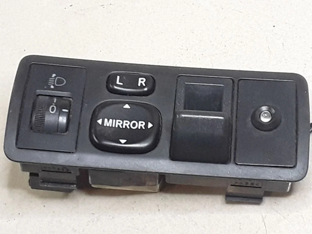 Wing mirror switch – Toyota Corolla Verso E121 (2001-2004)