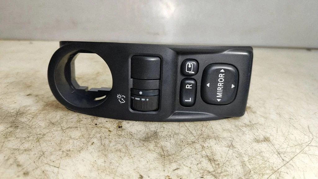 Wing mirror switch 83002FG040