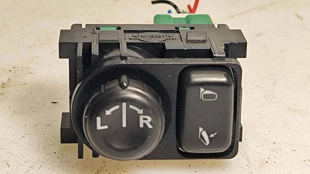Wing mirror switch
