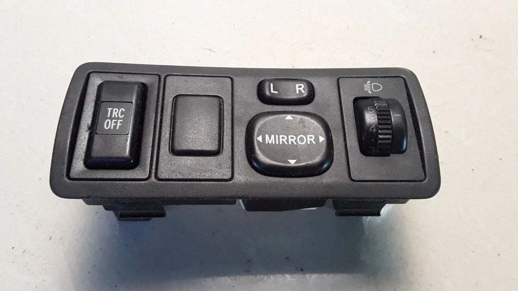 Wing mirror switch – Toyota Avensis T250 (2006-2009)