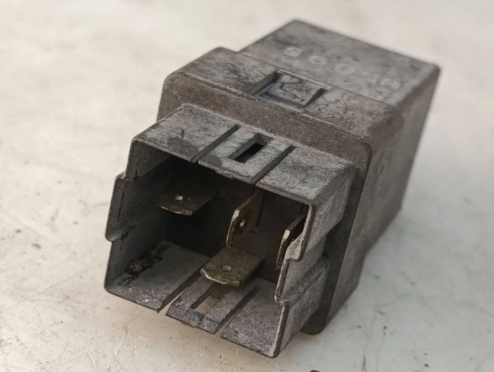 Other relay MB954185