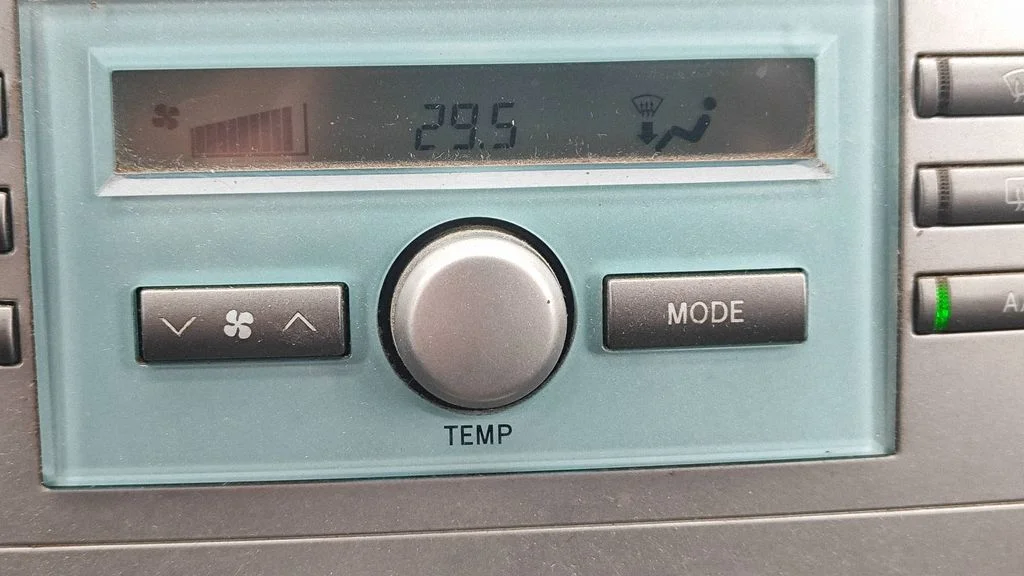 Kliimaseadme/kütte juhtplokk (salongis) – Toyota Corolla Verso AR10 (2004-2009)