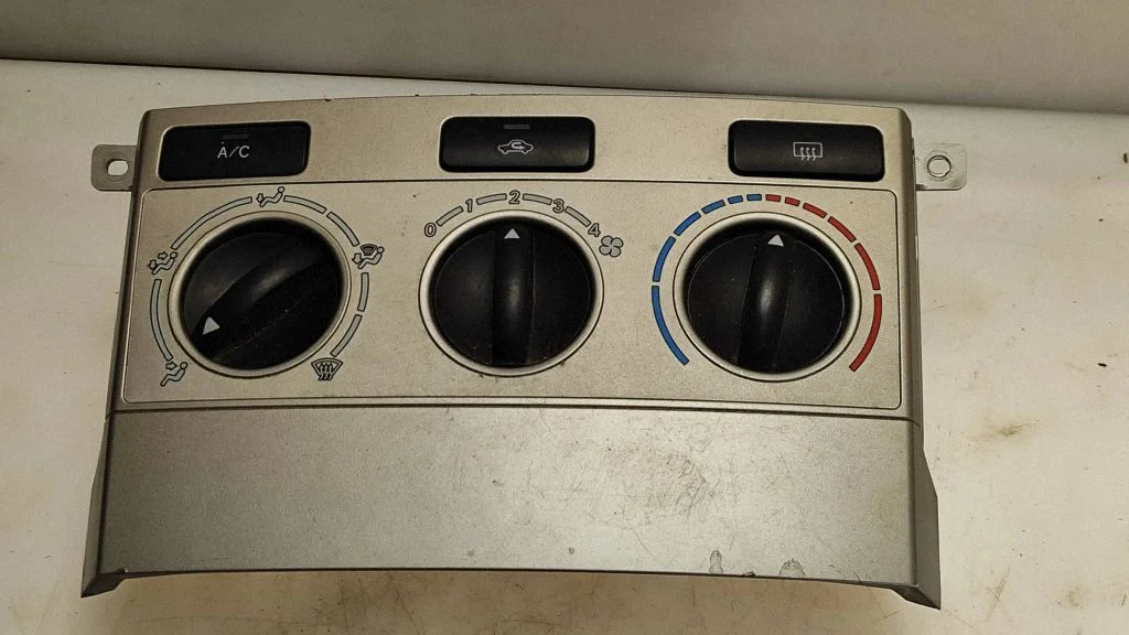 Kliimaseadme/kütte juhtplokk (salongis) – Toyota Corolla Verso AR10 (2004-2009)