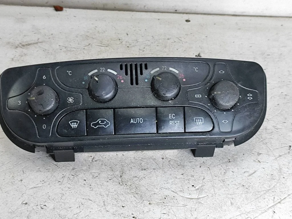Climate control unit – Mercedes-Benz C-Class W203 (2000-2007)