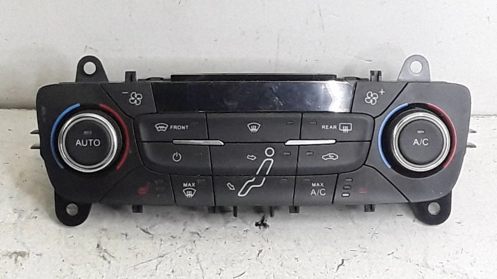 Kliimaseadme/kütte juhtplokk (salongis) – Ford Focus (2010-2017)