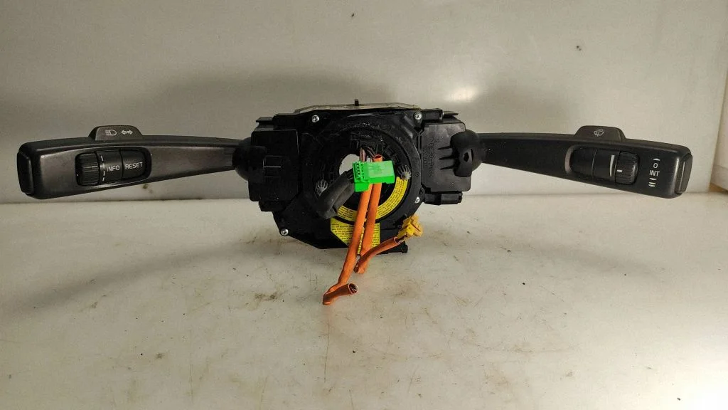 Wiper turn signal indicator stalk/switch P30710340