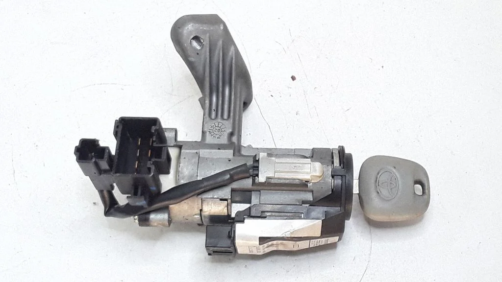Ignition lock – Toyota Matrix (E130) (2001-2008)