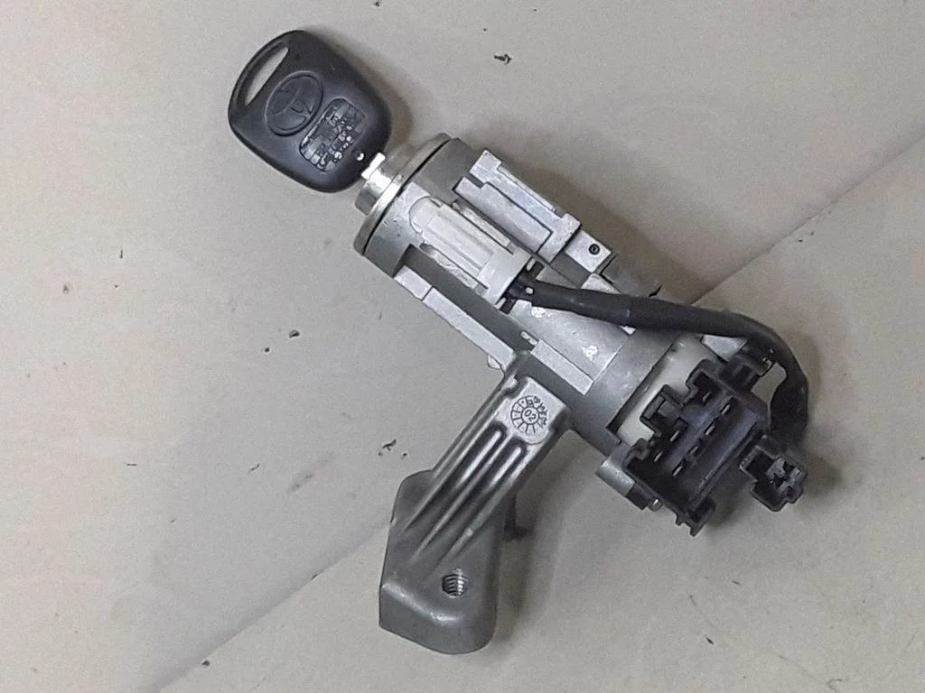 Ignition lock – Toyota Matrix (E130) (2001-2008)