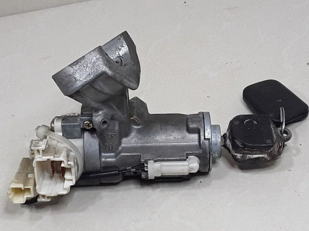 Ignition lock – Toyota Corolla Verso E121 (2001-2004)