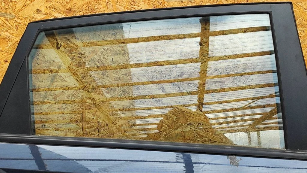 Rear door window glass E3743R010194