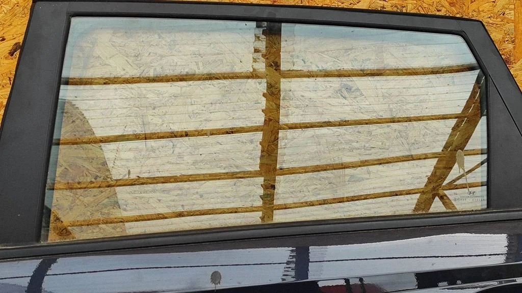 Rear door window glass E3743R0101