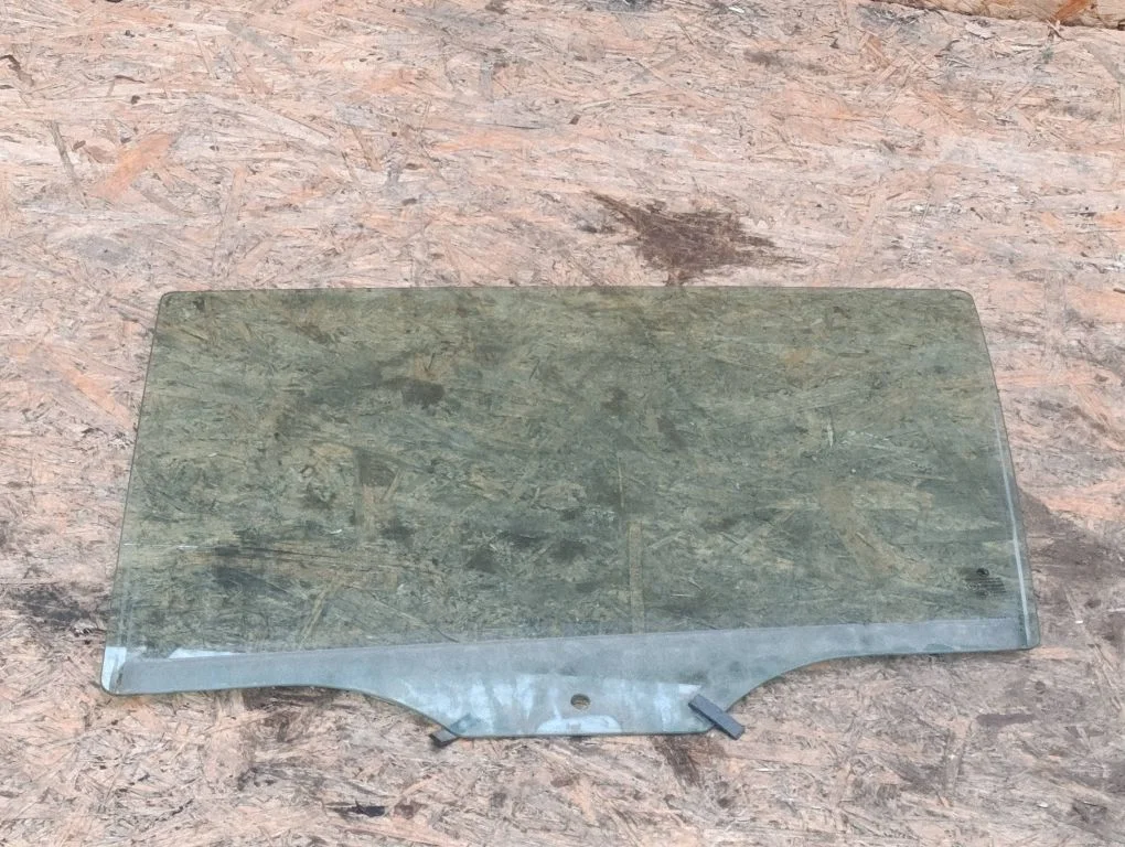 Rear door window glass E643R00048