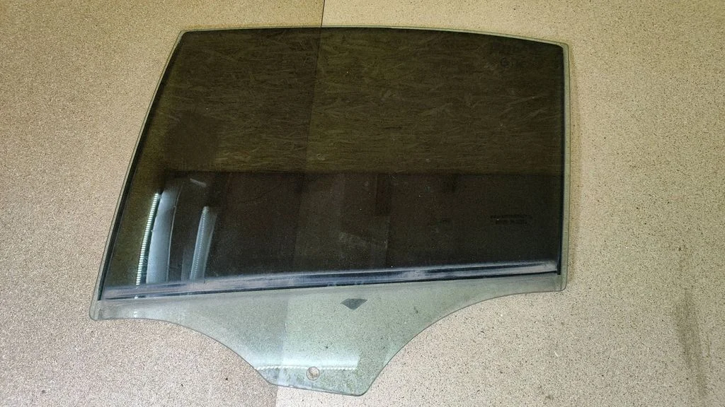 Rear door window glass E143R001582