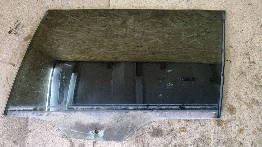 Rear door window glass E643R00082