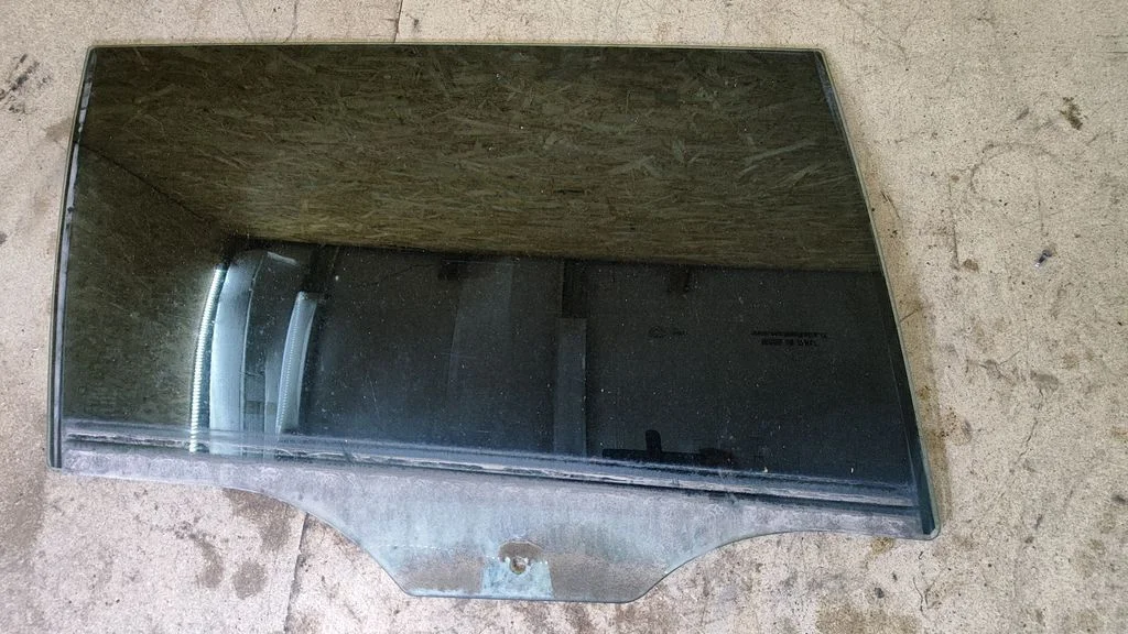 Rear door window glass E643R00082