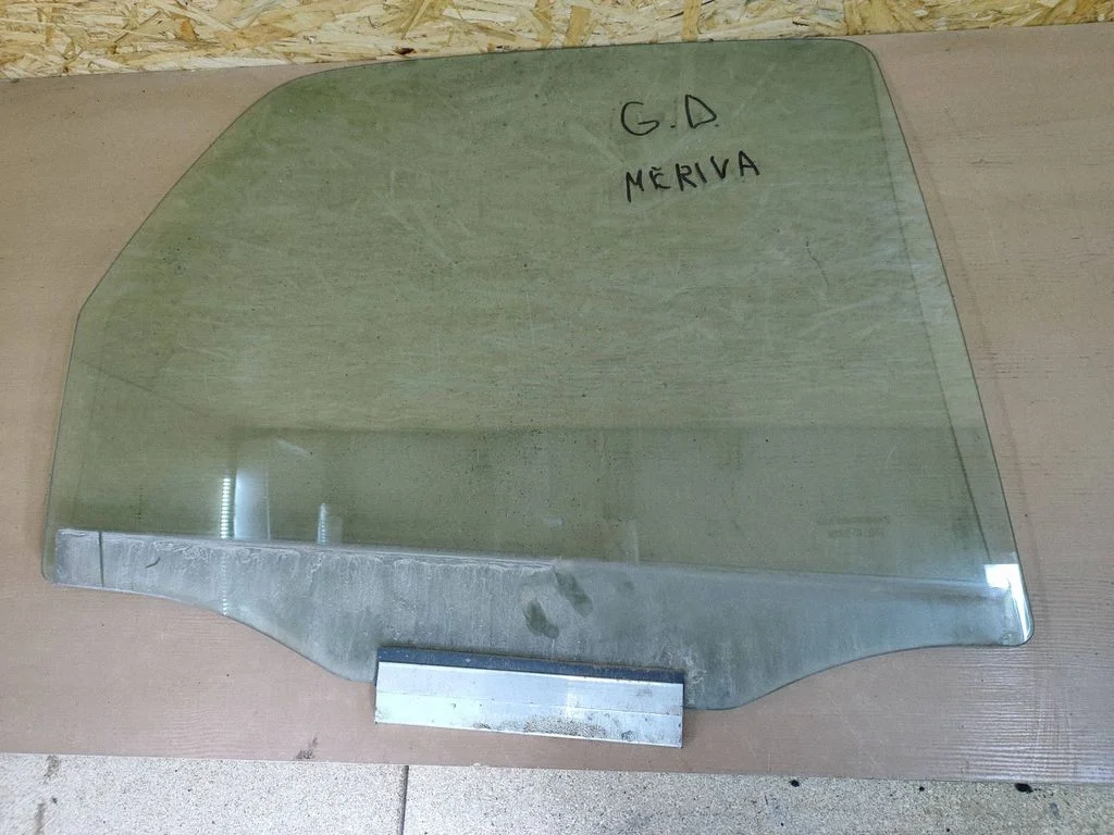 Rear door window glass 43R000262