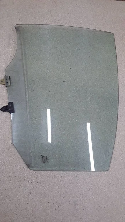 Rear door window glass E643R00049