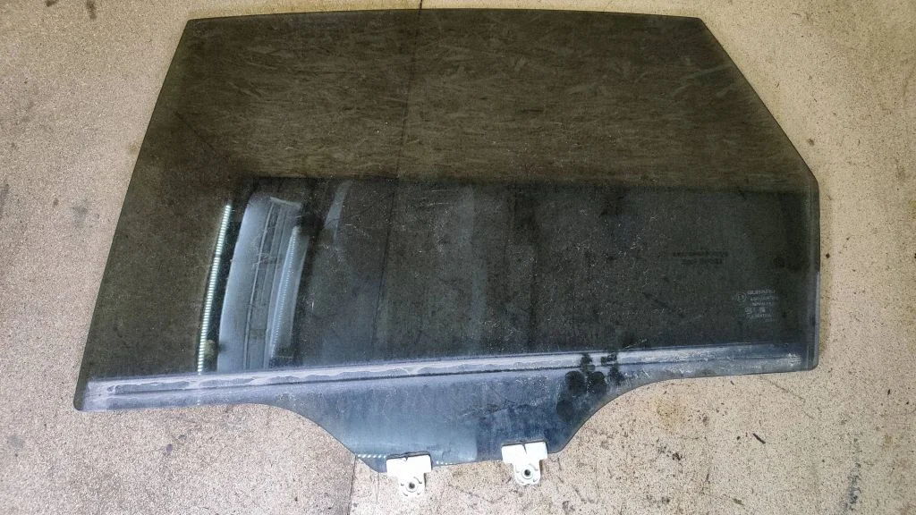 Rear door window glass E643R006709