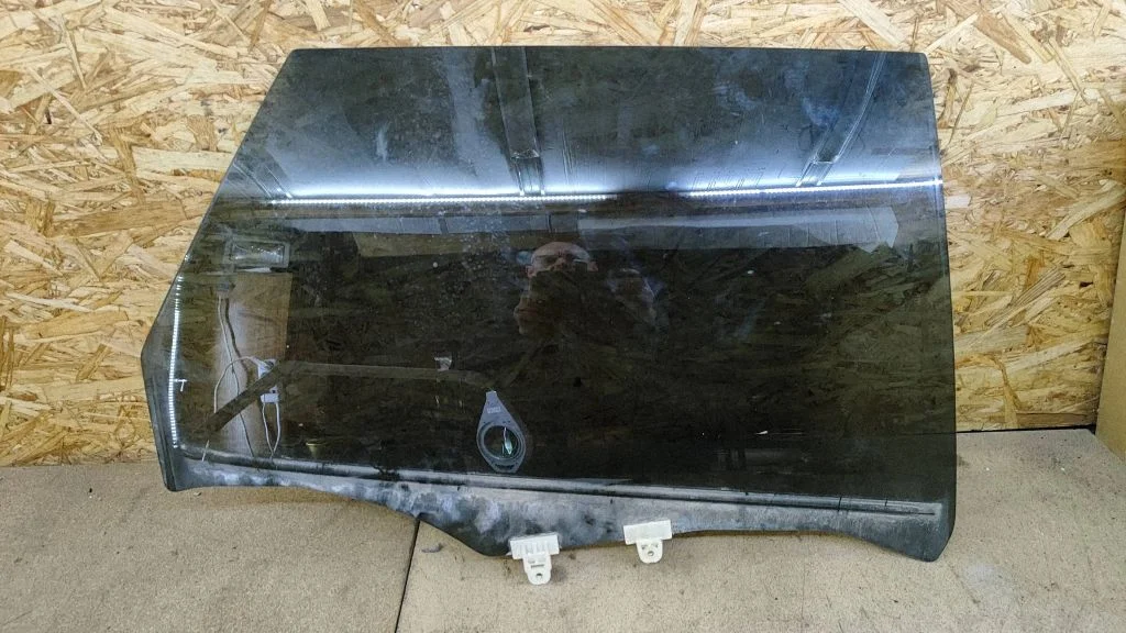 Rear door window glass E643R00073