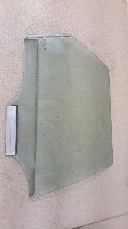 Rear door window glass E643R00049