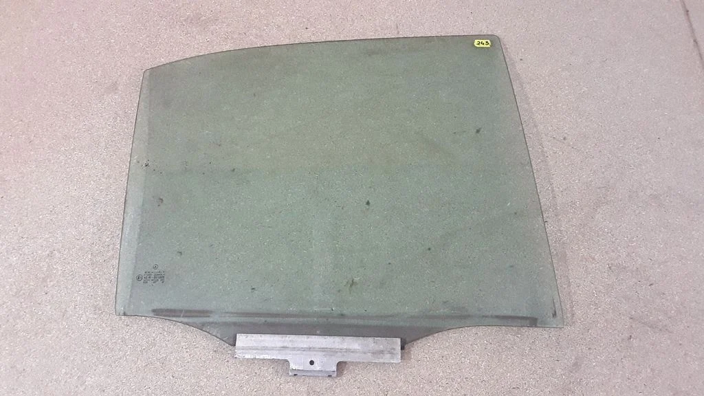Rear door window glass E143R001025