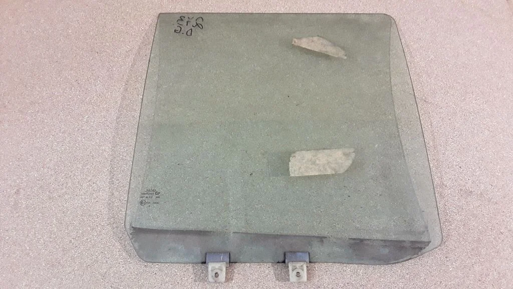 Rear door window glass E643R00082