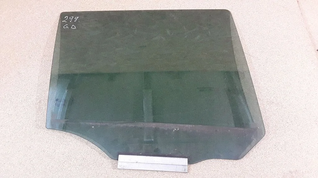 Rear door window glass E143R000199