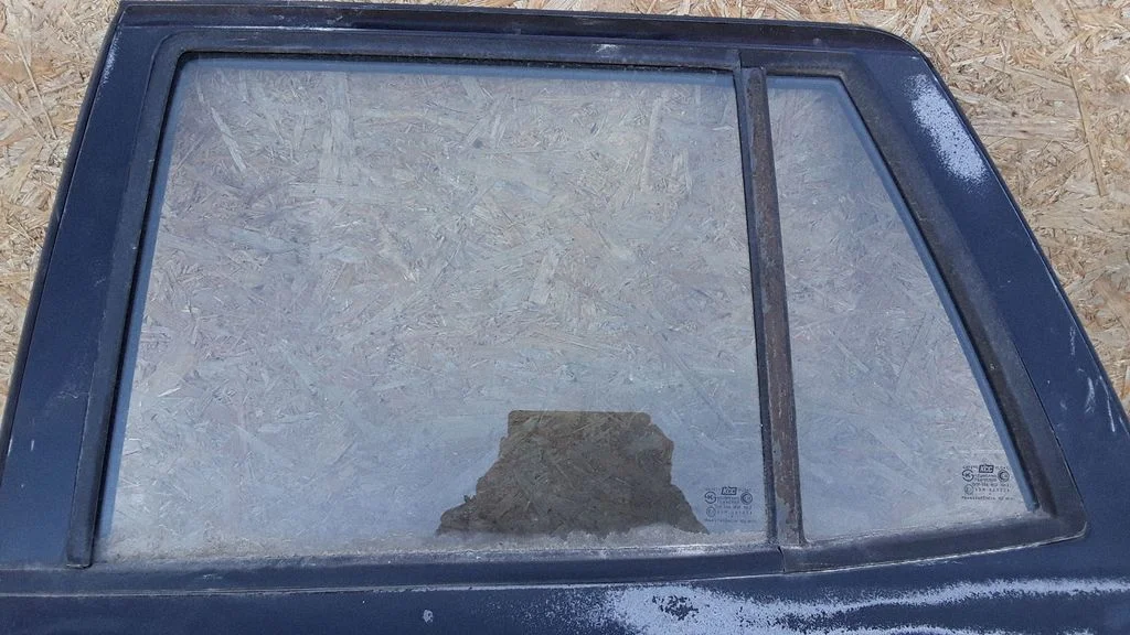 Rear door window glass E243R001234