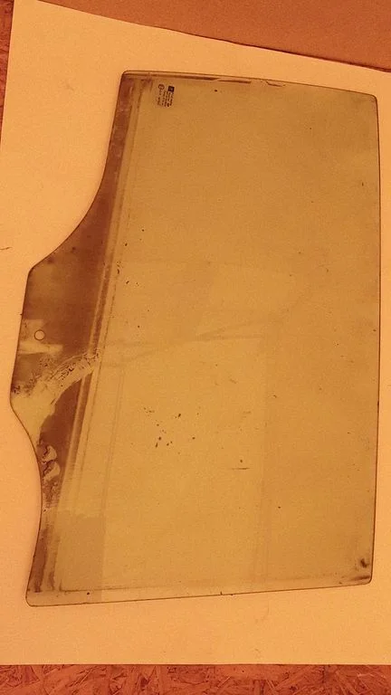 Rear door window glass E243R007023