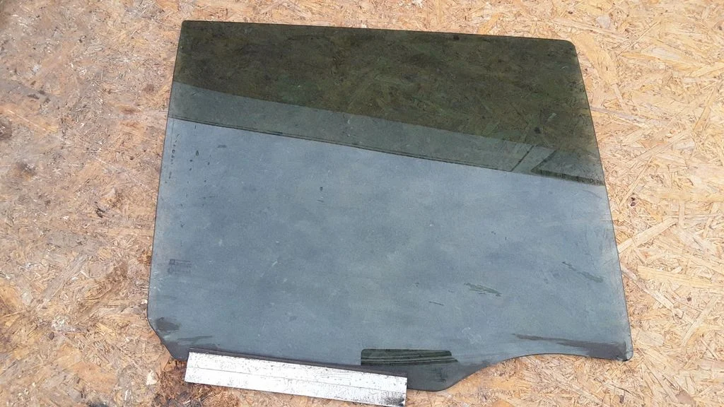 Rear door window glass E243R007027