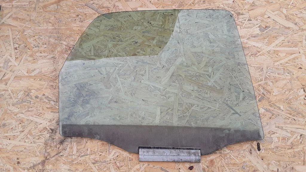 Rear door window glass E1143R000262