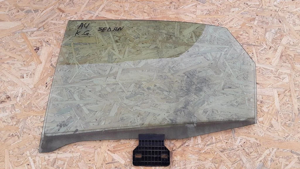 Rear door window glass E143R001351